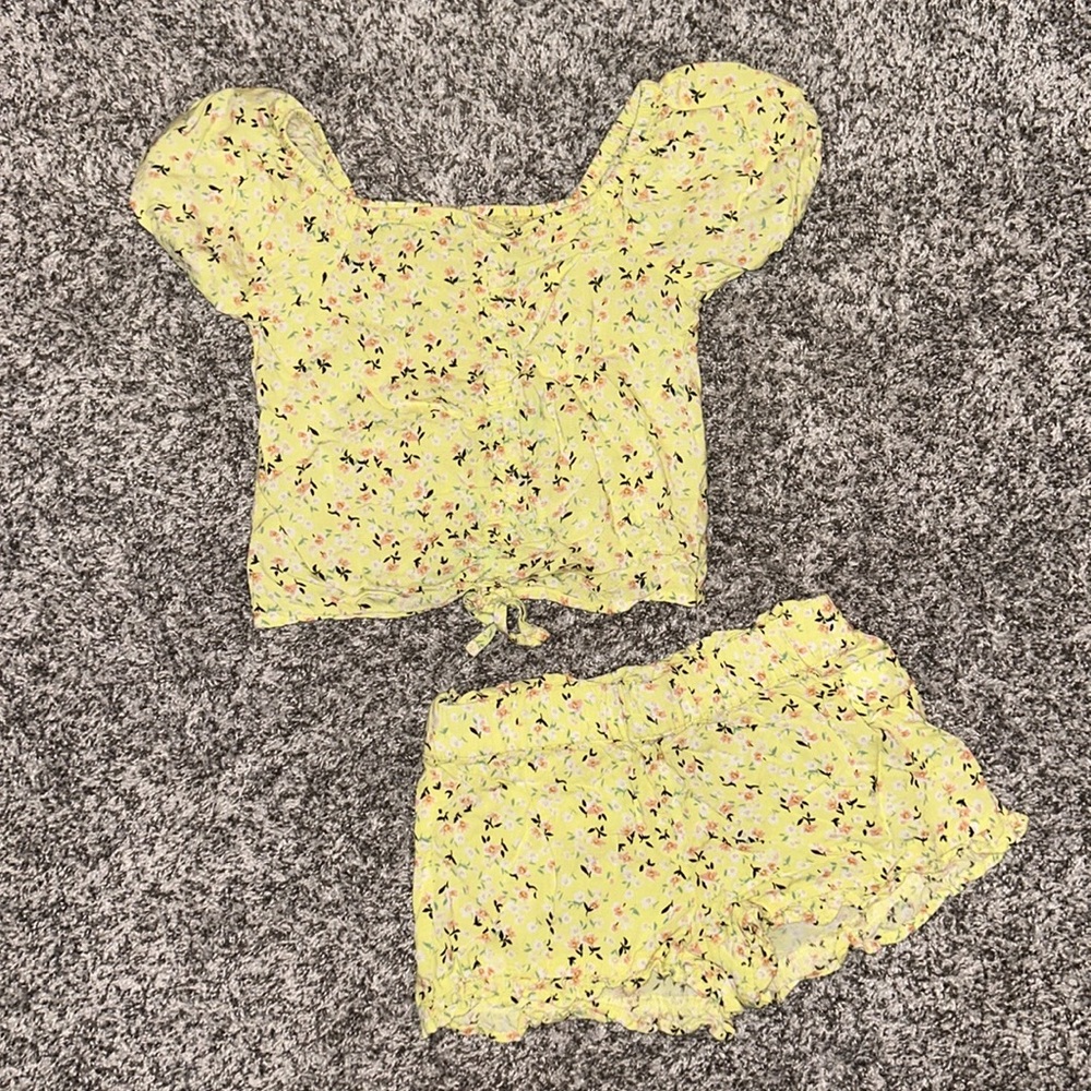 Girl’s SO Puff Sleeve Top & Ruffled Shorts Set Sz S (7)